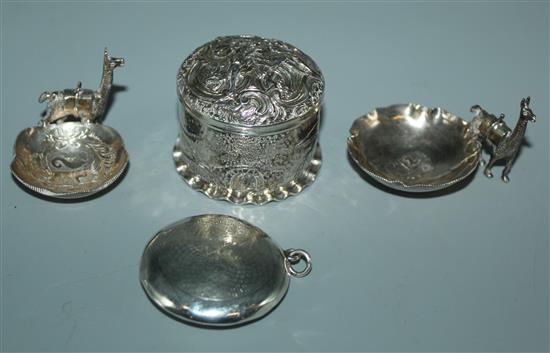 Continental silver lidded box, 2 dishes and a snuff box (4)